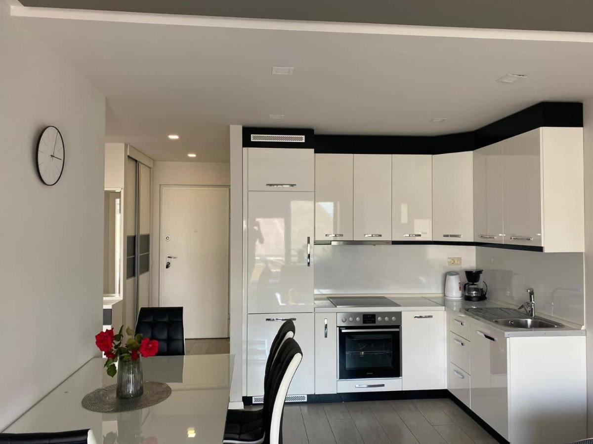 Modern Apartments With Garage Makarska Exterior photo